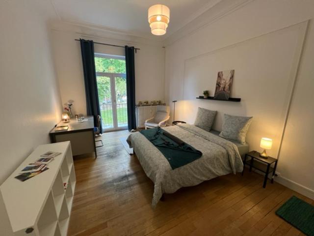 Quarto em Acomodações Particulares Privees -private Room- Dans Un Spacieux - 100m2 Centre Proche Gare *